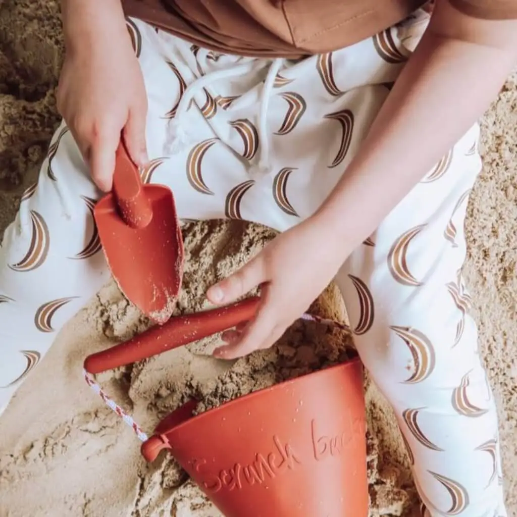 scrunch_rust_sand_bucket_set_2000x2000