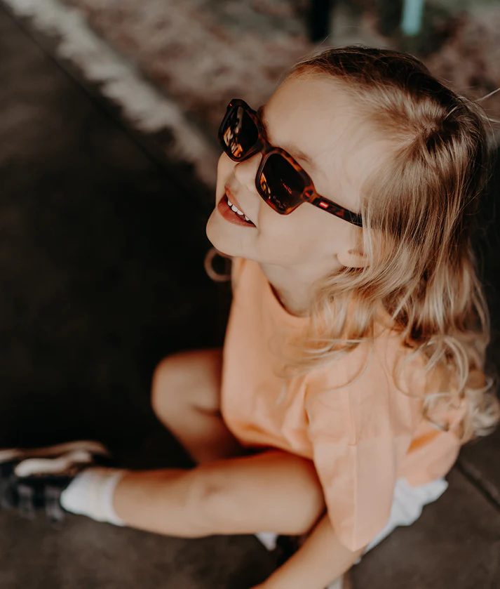 lunettes-de-soleil-enfants-forme-carree-ecailles-hello-hossy-2
