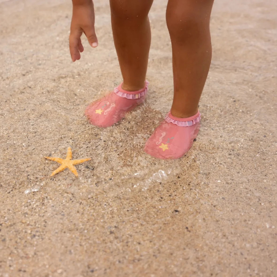0028686_strandschoenen-roze-ocean-treasures