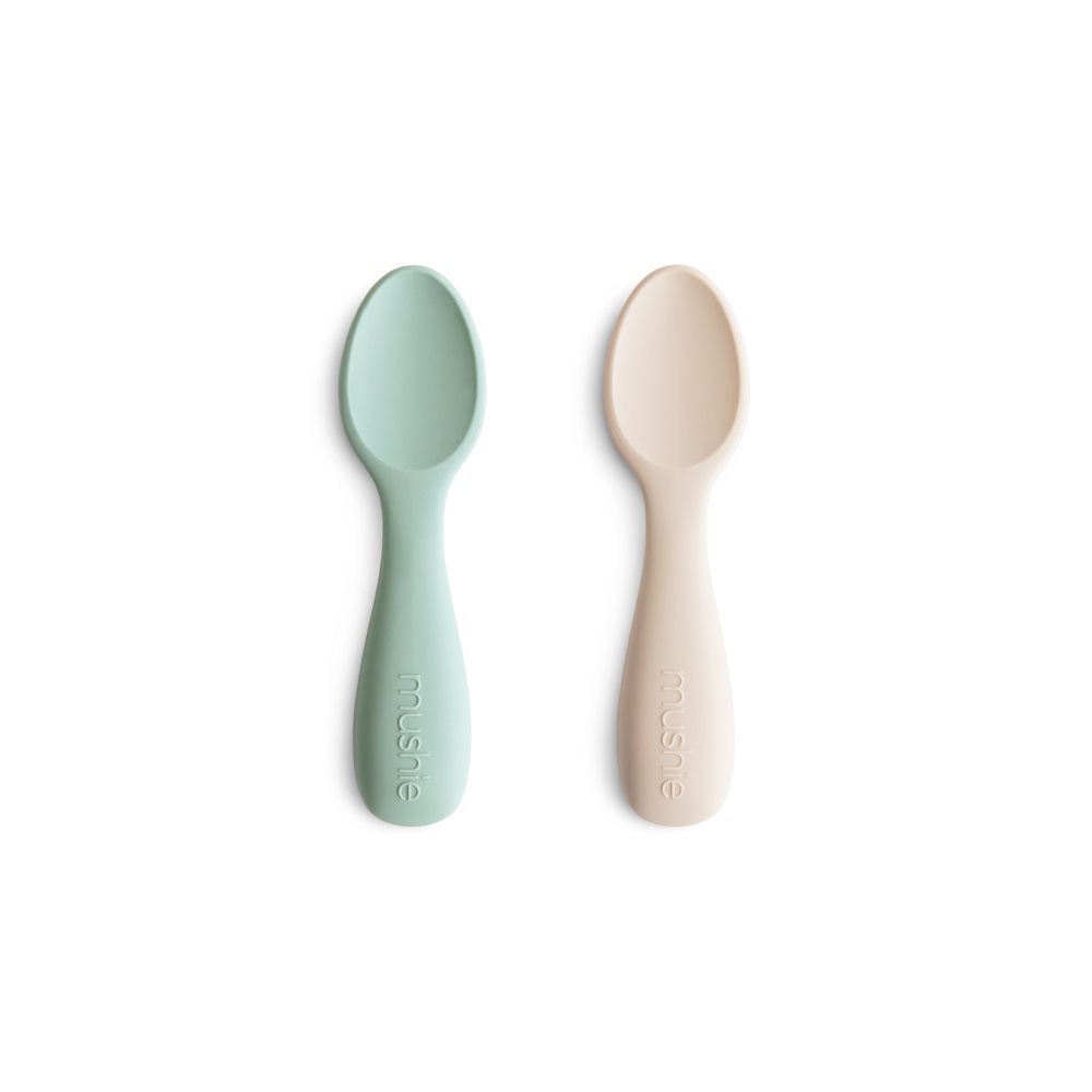 MUSHIE. Σετ 2 βρεφικά κουτάλια σιλικόνης Blue/Shifting Sand